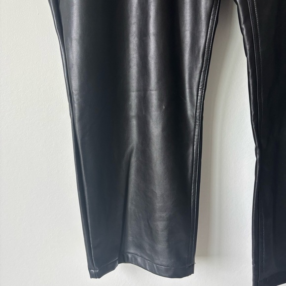Abercrombie & Fitch The 90s Straight Ultra High Rise Faux Leather Pant Black - Picture 5 of 11